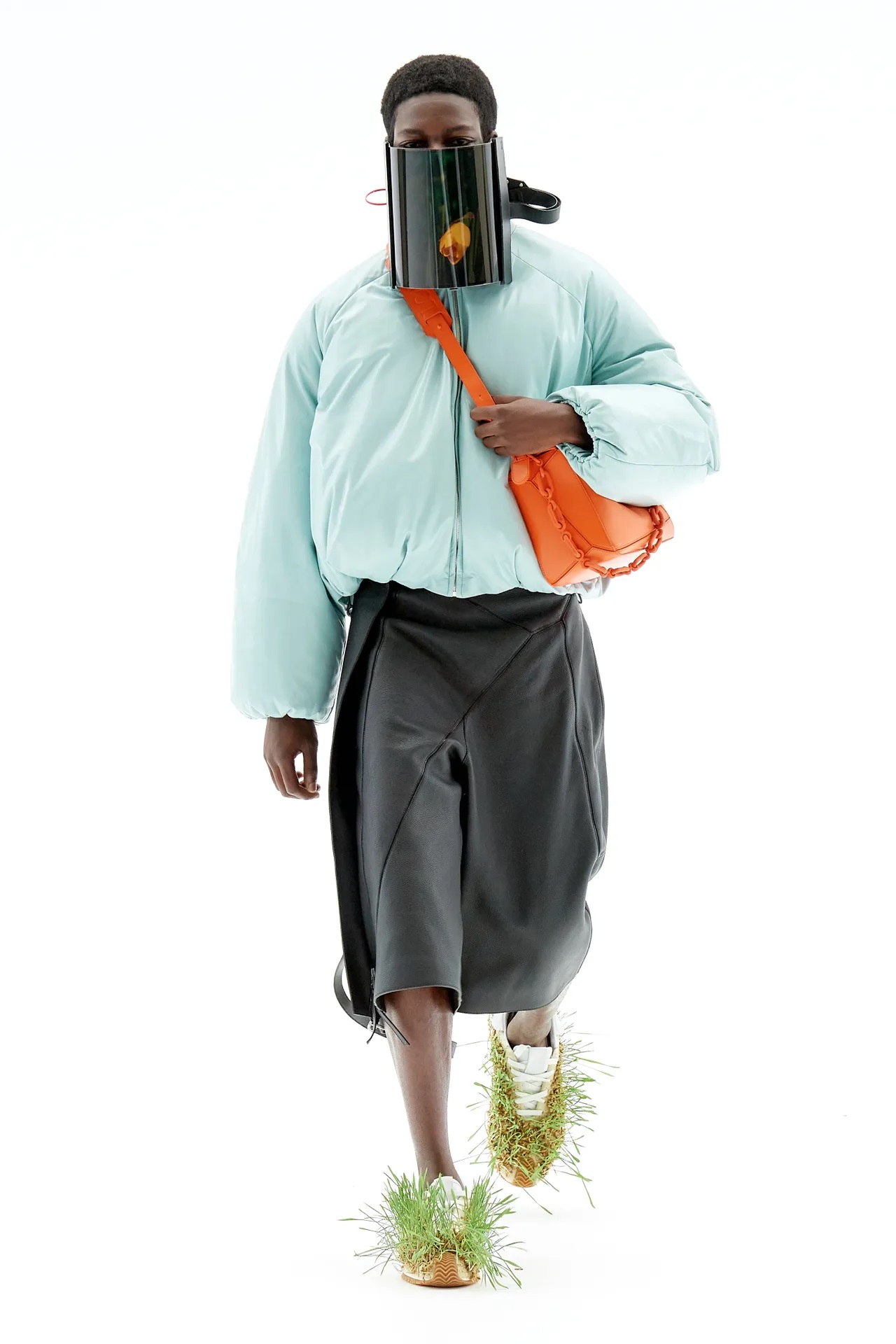 LOEWE S/S 2023 Menswear 00026-loewe-spring-2023-menswear-credit-gorunway