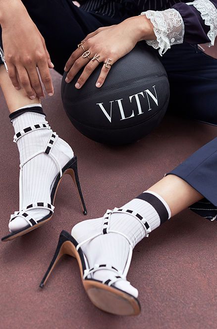 Sandalias con calcetines: La tendencia de moda controversial de 2022