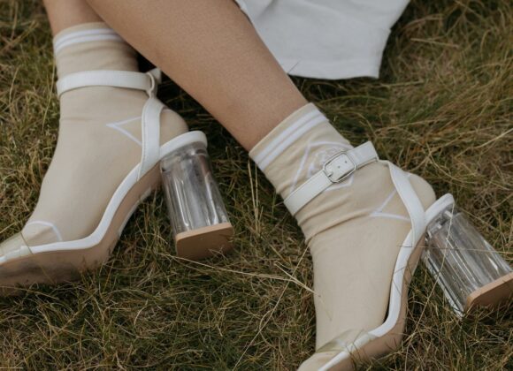 Las sandalias que mejor quedan con calcetines combinar sandalias con calcetines