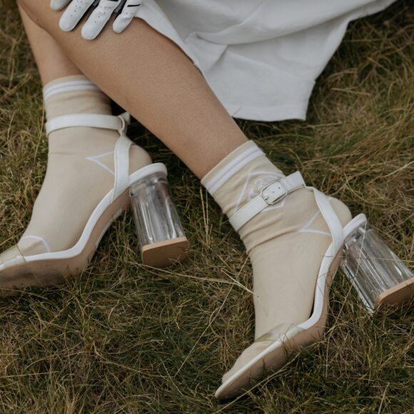 combinar sandalias con calcetines
