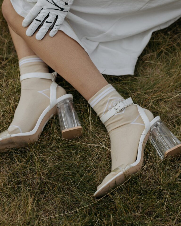 combinar sandalias con calcetines